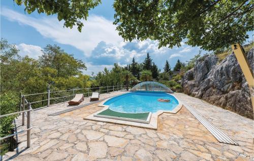  Holiday home Put Skole bb Croatia, Pension in Siverić bei Razvođe