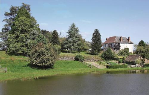 Awesome home in Coussac Bonneval w/ 3 Bedrooms gîte à louer Chataignol