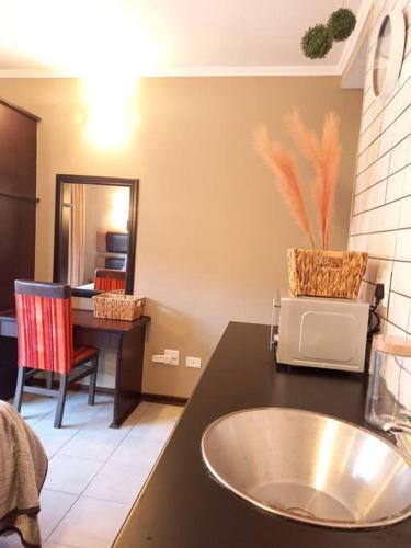 Guestroom, Best overnight with free WiFi. Modern & private near Kerdoni's Woodland Hills Village