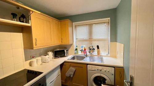 Picture of Riverview 1 Bed Apartment With Parking By Cozynest