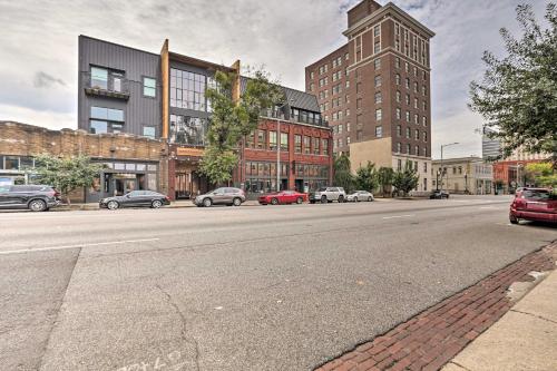 Modern Downtown Birmingham Condo with Rooftop Access near ลินน์พาร์ค