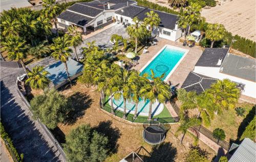 Beautiful home in Elche with Outdoor swimming pool, WiFi and 2 Bedrooms gîte à louer Derramador