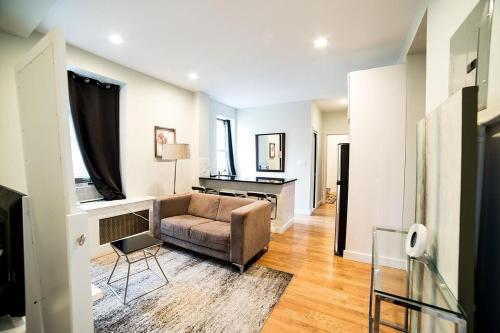 NEWLY RENOVATED HEART OF LOWER EAST SIDE 2BR 1BA, 5 MIN WALK TO SOHO, 1 BLOCK TO WHOLE FOODS, WASHER DRYER! in New York, USA
