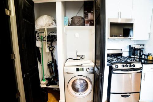 NEWLY RENOVATED HEART OF LOWER EAST SIDE 2BR 1BA, 5 MIN WALK TO SOHO, 1 BLOCK TO WHOLE FOODS, WASHER DRYER! in New York, USA