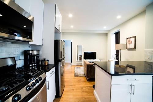NEWLY RENOVATED HEART OF LOWER EAST SIDE 2BR 1BA, 5 MIN WALK TO SOHO, 1 BLOCK TO WHOLE FOODS, WASHER DRYER! in New York, USA