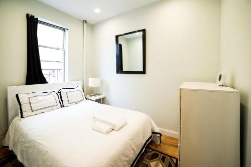 NEWLY RENOVATED HEART OF LOWER EAST SIDE 2BR 1BA, 5 MIN WALK TO SOHO, 1 BLOCK TO WHOLE FOODS, WASHER DRYER! in New York, USA