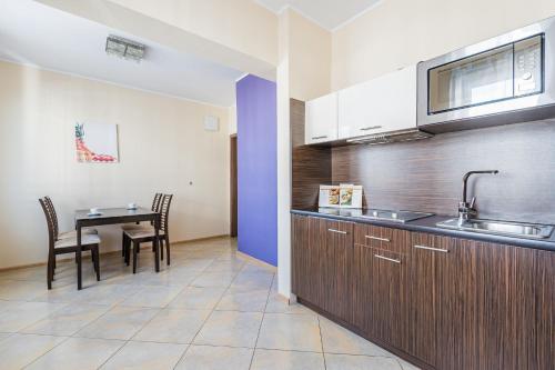 Senator Warsaw Apartments - image 5