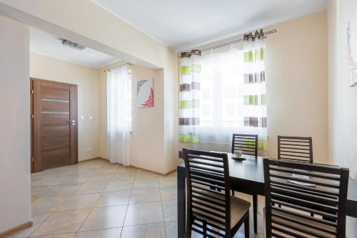 Senator Warsaw Apartments - image 2