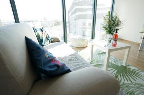 1 queen bed, 1 sofa bed