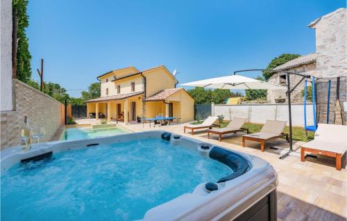 Lovely Home In Svetvincenat With Jacuzzi - Location saisonnière - Svetvinčenat