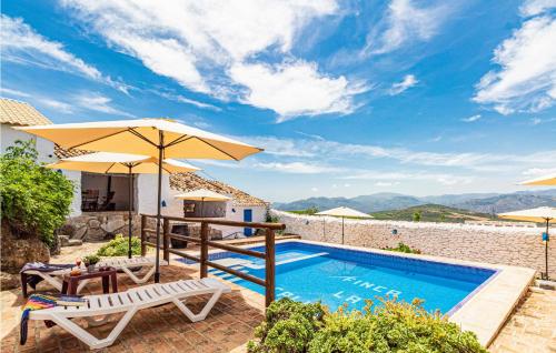 Nice home in Malaga with Outdoor swimming pool, WiFi and 7 Bedrooms gîte à louer Mondrón