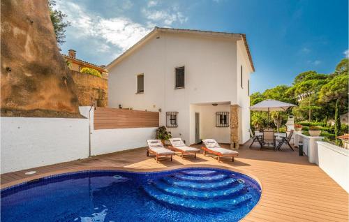 Three-Bedroom Holiday Home in Lloret de Mar gîte à louer Platja de sa Somera