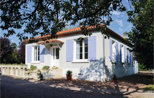 Three-Bedroom Holiday Home In Bassillac gîte à louer Bassillac