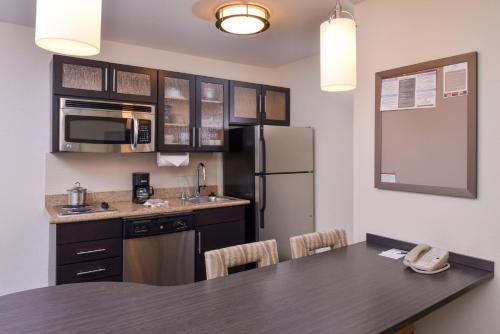 One-Bedroom Queen Suite