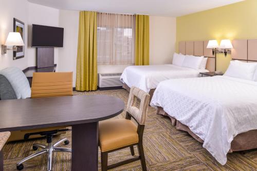Studio Suite with Two Queen Beds and Communications Accessible Tub