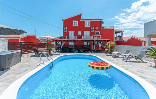 Beautiful home in Turanj with 5 Bedrooms, Jacuzzi and Heated swimming pool - Turanj