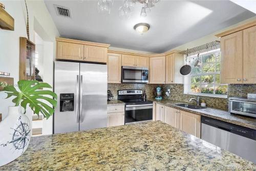 Kitchen, Pool Home in Pembroke Pines