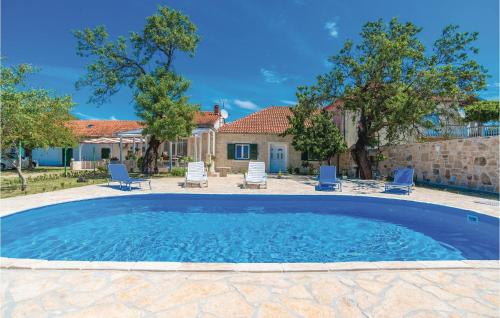  Four-Bedroom Holiday Home in Podlug, Unterkunft in Podlug