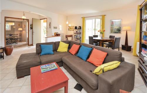 Amazing home in Saint-rémy-de-Provence w/ Outdoor swimming pool, Outdoor swimming pool and 3 Bedrooms gîte à louer Les Antiques