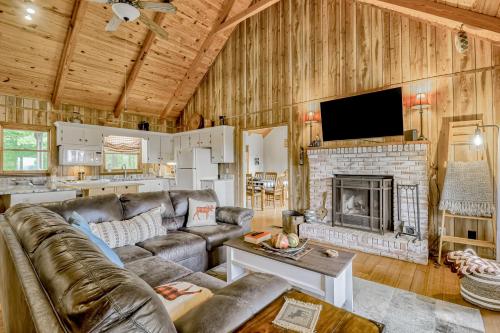 Buck Moon Cabin in Blairsville, USA