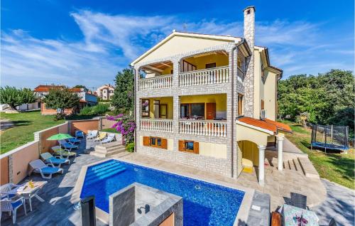 Stunning home in Medulin with 7 Bedrooms, WiFi and Outdoor swimming pool - Medulin