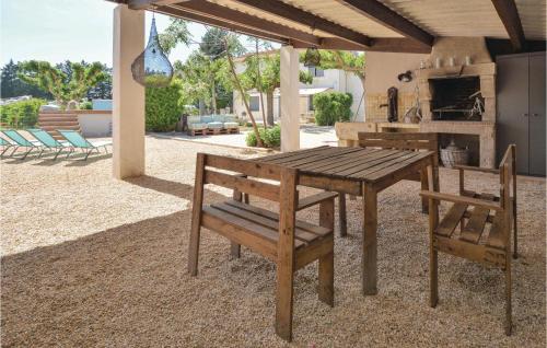 Nice home in Vallebrègues w/ Outdoor swimming pool Outdoor swimming pool and 3 Bedrooms - image 11