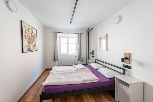 AdHoc Hostel Room Type - Double Room