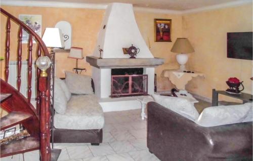 Three-Bedroom Holiday Home in Carpentras gîte à louer Serres