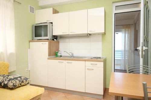 Apartments by the sea Drasnice Makarska - 6652 - image 9