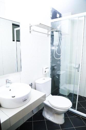 Homestay BAYU LAUT 0136288405 2 bilik marina lumut ada swimming pool bath tub sea view cantik