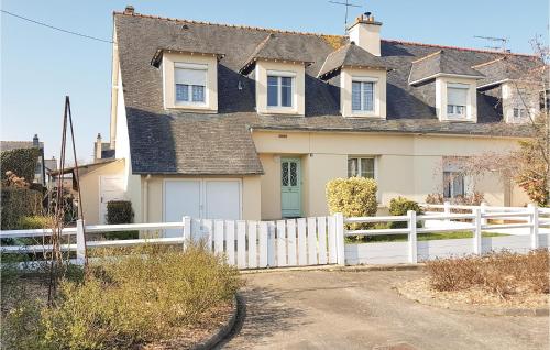 Beautiful home in Cancale with 4 Bedrooms and WiFi