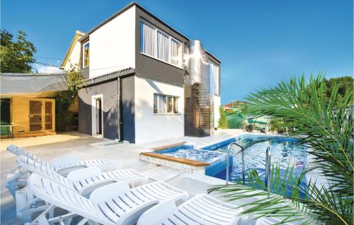  Four-Bedroom Holiday Home in Otok Dalmatinski, Pension in Priblače