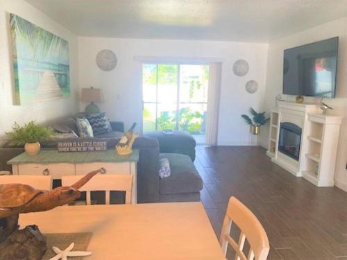 Beautiful Bright & Sparkling 2Bed 1Bath Beach Retreat - Unit 212 thumb 2