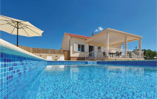 Gorgeous Home In Krkovic With Outdoor Swimming Pool - Lađevci
