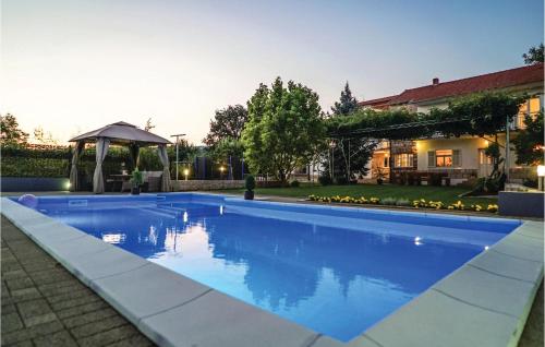  Five-Bedroom Holiday Home in Vinjani Donji, Pension in Topići