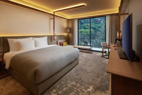The Gaia Hotel Bandung Room Type - Club Deluxe Room
