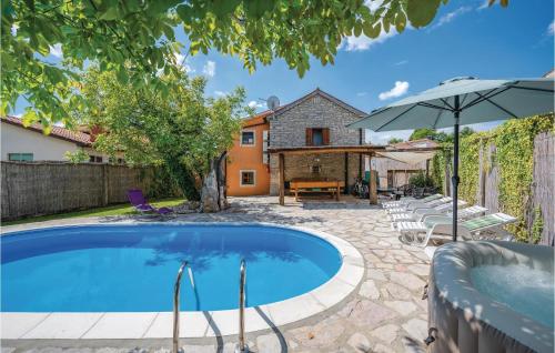 Amazing Home In Pazin With 3 Bedrooms, Jacuzzi And Outdoor Swimming Pool - Heki