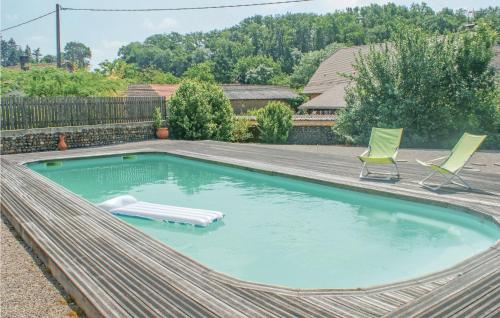 Maisons de vacances Nice home in Sombrun with 4 Bedrooms, WiFi and Outdoor swimming pool