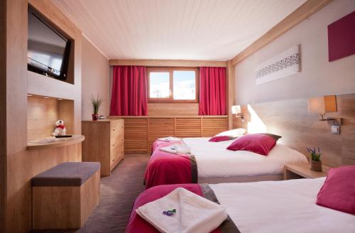 1 double bed, 1 twin bed