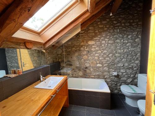 Fürdőszoba, Casa de poble acollidora,amb llar de foc, in Bourg-Madame