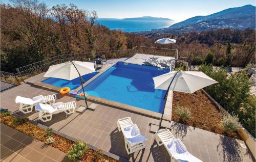  Stunning apartment in Icici with 4 Bedrooms and Outdoor swimming pool, Pension in Ičići