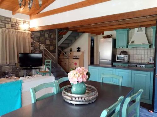 Froso's lovely cottage 5 min. from the sea!
