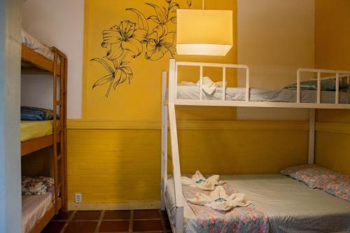 1 queen bed, 4 bunk beds