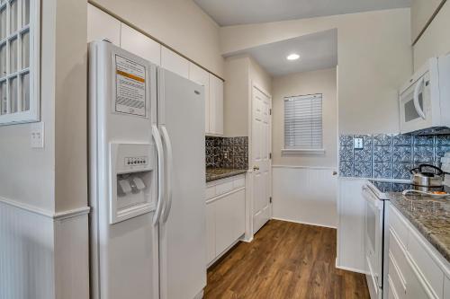 Golden Getaway condo - image 14