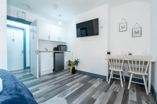 Stylish, spacious studio with Netflix