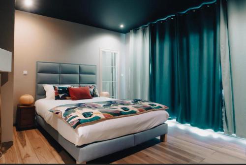 1 king bed, 1 futon bed