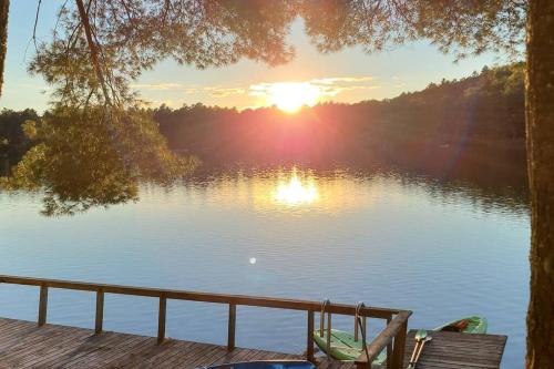 Year-round Waterfront Green Cottage On Vert Lake