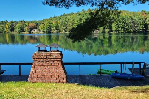 Year-round Waterfront Green Cottage On Vert Lake