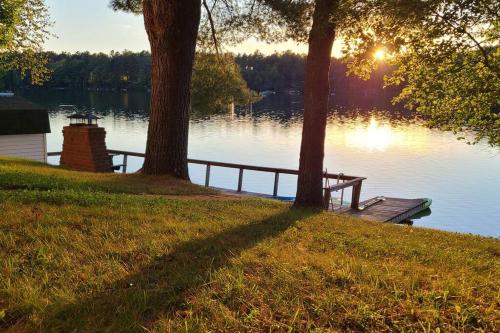 Year-round Waterfront Green Cottage On Vert Lake