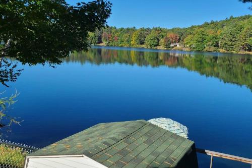 Year-round Waterfront Green Cottage On Vert Lake